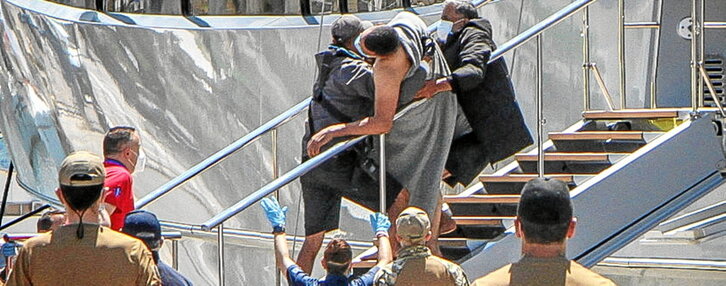 Traslado de un superviviente del naufragio en el puerto de Kalamata, en Grecia.