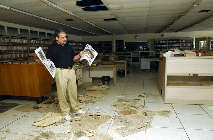 Salutregi, en el interior de ‘Egin’, en Hernani, tras abrirse el precinto en julio de 2003.