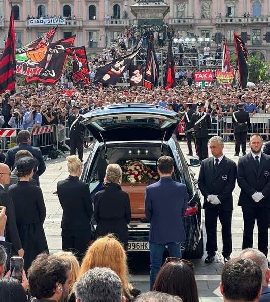 Símbolos futbolísticos ante el féretro de Berlusconi, en una despedida surrealista.