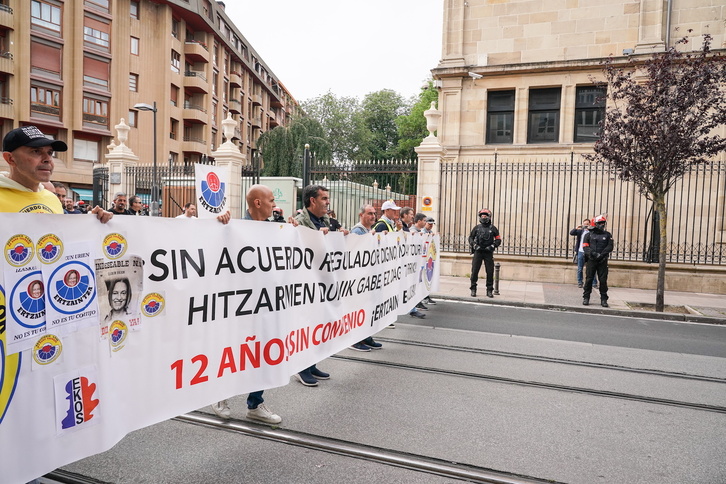 Los ertzainas han cortado el tráfico del tranvía durante dos horas. 