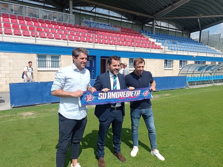 Asier Goiria, junto al presidente Jon Larrea, y el entrenador Haritz Mujika.