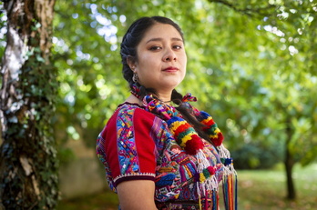 La cantautora guatemalteca, pedagoga, promotora y gestora cultural comunitaria, Ch´umilkaj Curruchiche Nicho ha presentado en Bilbo el documental sobre el genocidio en Guatemala «Nataxik».