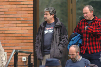 Jabier Salutregi, en el centro, junto a Juan Mari Mendizabal, fue juzgado y encarcelado por ser director de “Egin” dentro del macroproceso 18/98.