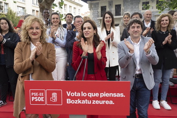 La candidata del PSE a la Alcaldía de Gasteiz, Maider Etxebarria, en el centro, en el acto de fin de campaña.