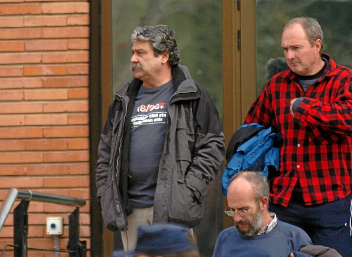 Jabier Salutregi, en el centro, junto a Juan Mari Mendizabal, fue juzgado y encarcelado por ser director de “Egin” dentro del macroproceso 18/98, cuyo juicio duró casi año y medio.