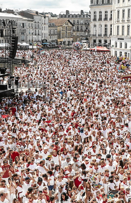 Jende uholdea Baionako jaigunean, iaz.