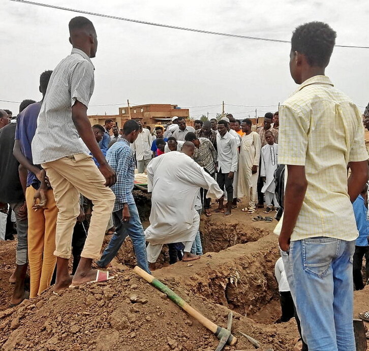 Gerrako biktimak lurperatzen, Khartum hiriburuan.