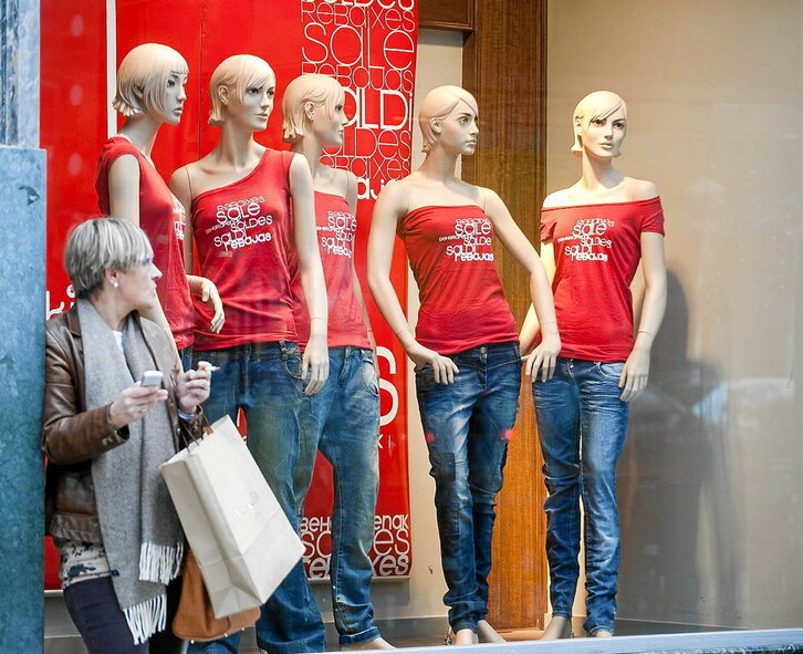 Mapan egon beharra dago gaur egun, eskaparatean. Baina zer ikusten da eskaparatetan?