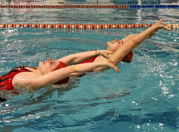 Maria Abrisqueta eta Josune Diez Sincro Urbarri-Etxebarri taldeko igerilariak, entrenamendu saio bateko koreografiako pauso bat egiten.