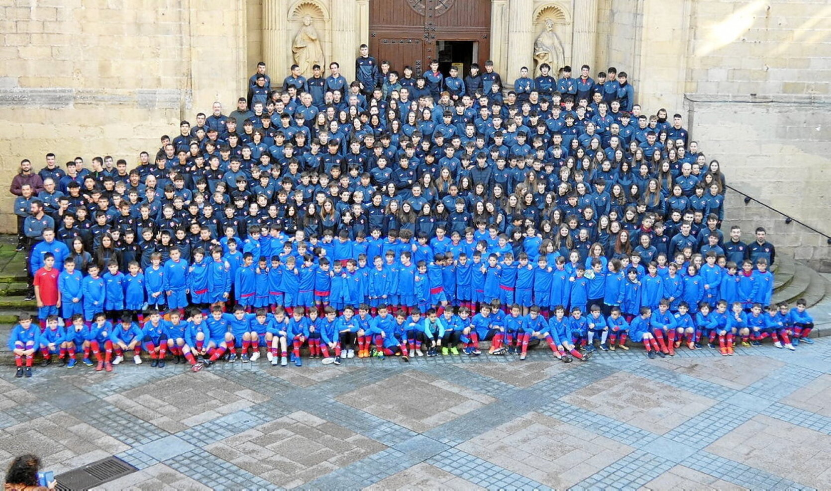 Elkarteko jokalari guztiak, Errenteriako elizaren atarian.