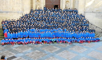 Elkarteko jokalari guztiak, Errenteriako elizaren atarian.