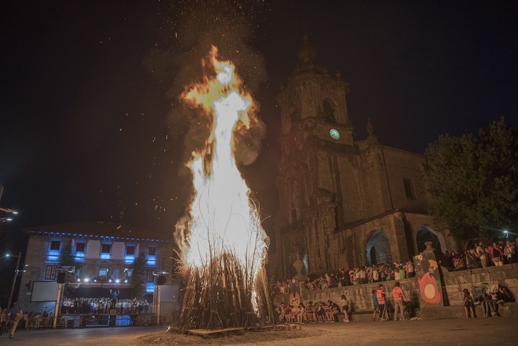 Ostiral iluntzean, herri eta auzo askotan, San Joan sua piztuko dute. Irudian, Andoain.