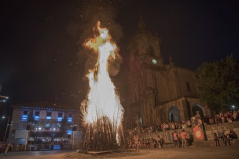 Ostiral iluntzean, herri eta auzo askotan, San Joan sua piztuko dute. Irudian, Andoain.