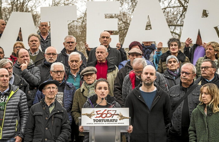 Hainbat torturatuk Bilbon egin zuten agerraldia, torturaren aurkako mobilizaziora deitzeko, 2017an.