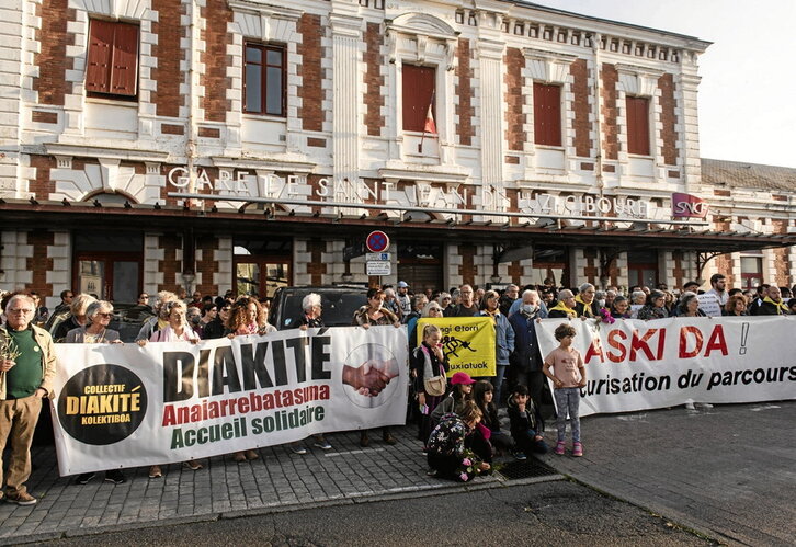 Movilización ante la estación de Donibane Lohizune para denunciar las muertes.