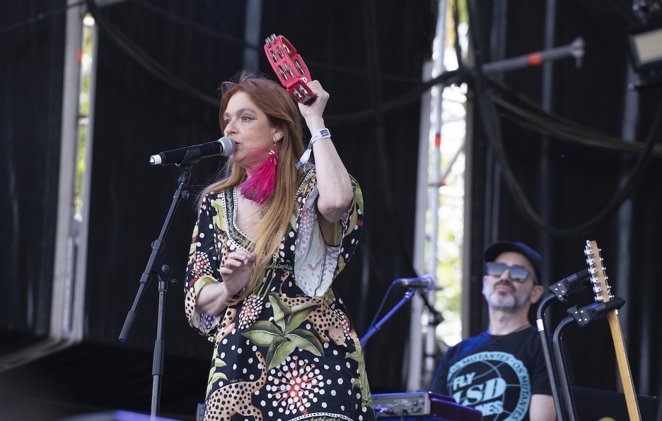 Os mutantes brasildarrek hartu dute lehenengoz oholtza nagusia, jaialdira ukitu tropikalak ekarriz. Os mutantes brasildarrek hartu dute lehenengoz oholtza nagusia, jaialdira ukitu tropikalak ekarriz.