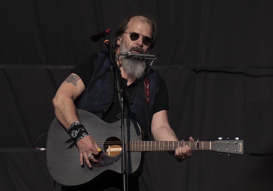 Sekulako erakustaldia eskaini du Steve Earlek: kantu klasikoak akustikoan eskaini ditu. Sekulako erakustaldia eskaini du Steve Earlek: kantu klasikoak akustikoan eskaini ditu.