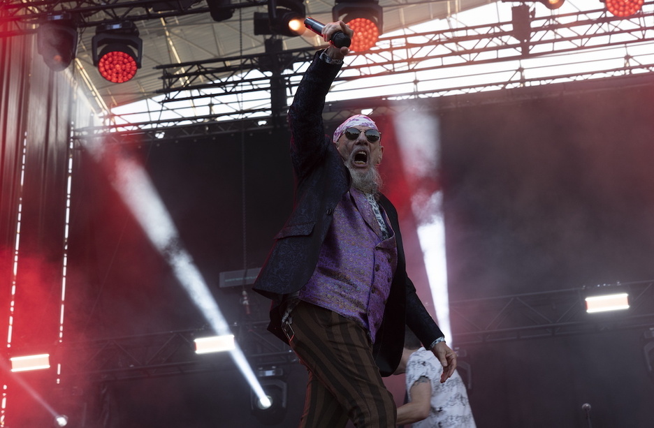 40 urte betetzen dira Barricada taldeak bideari ekin zionetik eta, horren harira, taldearen arrakasta handienei errepasoa eman die Enrique Villarreal El Drogasek. 40 urte betetzen dira Barricada taldeak bideari ekin zionetik eta, horren harira, taldearen arrakasta handienei errepasoa eman die Enrique Villarreal El Drogasek.