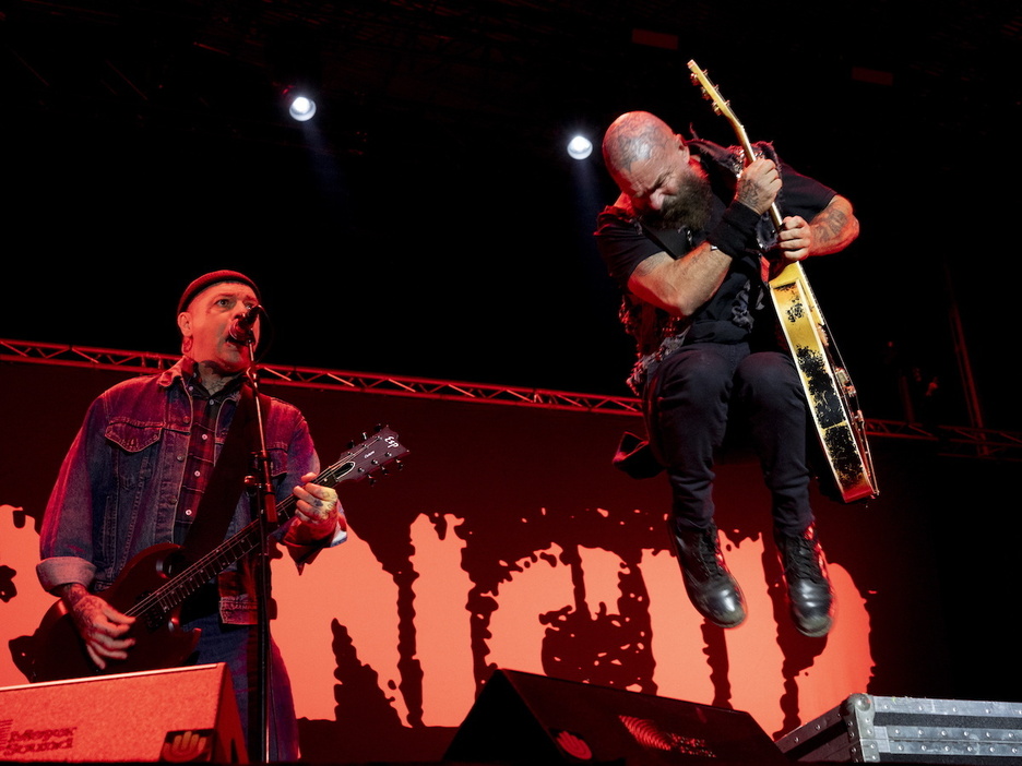 Rancid kartelburuak punk kaliforniarraren purutasun guztia jarri dute oholtza gainean. Rancid kartelburuak punk kaliforniarraren purutasun guztia jarri dute oholtza gainean.