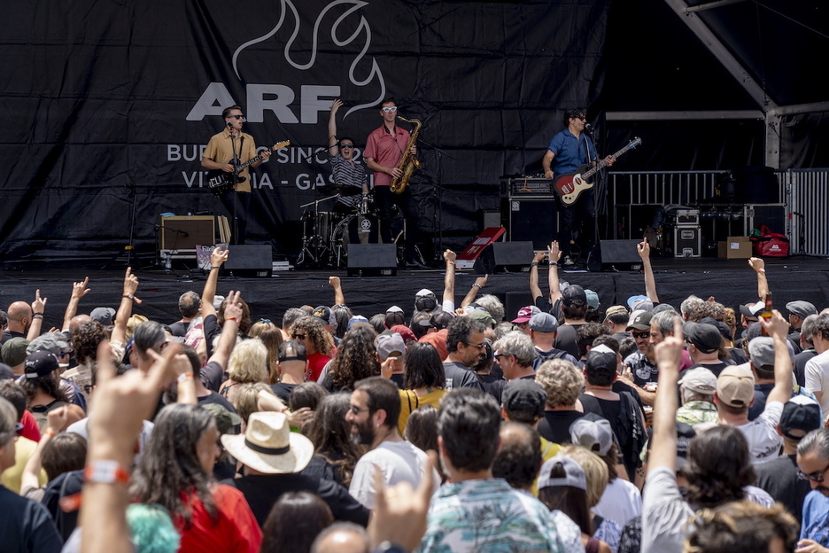 Ostiralarekin, Andramari Zuriaren plazaraino iritsi da Azkena Rock, The Fuzillis taldeari esker. Ostiralarekin, Andramari Zuriaren plazaraino iritsi da Azkena Rock, The Fuzillis taldeari esker.