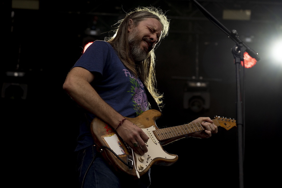 Earthless hirukoa ulertzea ez da batere erraza izan. Abesti oso luzea edo inprobisatzen ari ote ziren asmatu ezinik ibili da publikoa. Earthless hirukoa ulertzea ez da batere erraza izan. Abesti oso luzea edo inprobisatzen ari ote ziren asmatu ezinik ibili da publikoa.