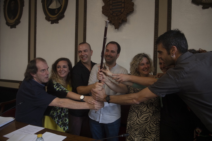 Andoni Alvarez eta bere lantaldea, aginte makila eskuartean.