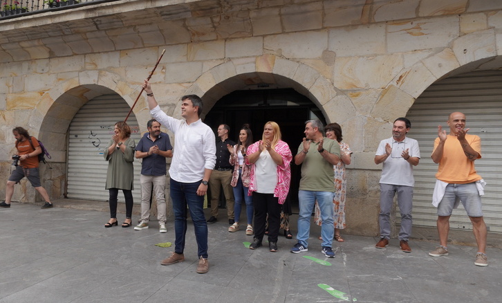 Iñigo Hernando con la makila tras ser reelegido alcalde de Galdakao.