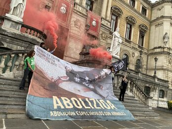 Udalaren jarrera ere salatu dute animalistek.