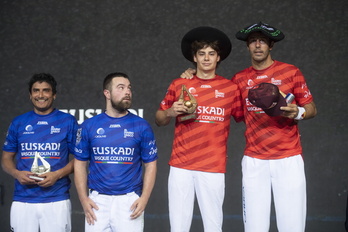 Goikoetxea y Gorka posan con las txapelas conquistadas en Donostia.