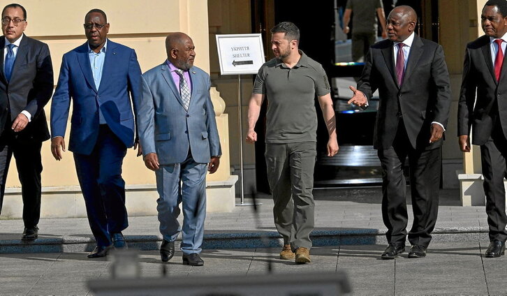 El presidente ucraniano, Volodimir Zelenski, con su homólogo sudafricano, Cyril Ramaphosa, y la delegación africana.