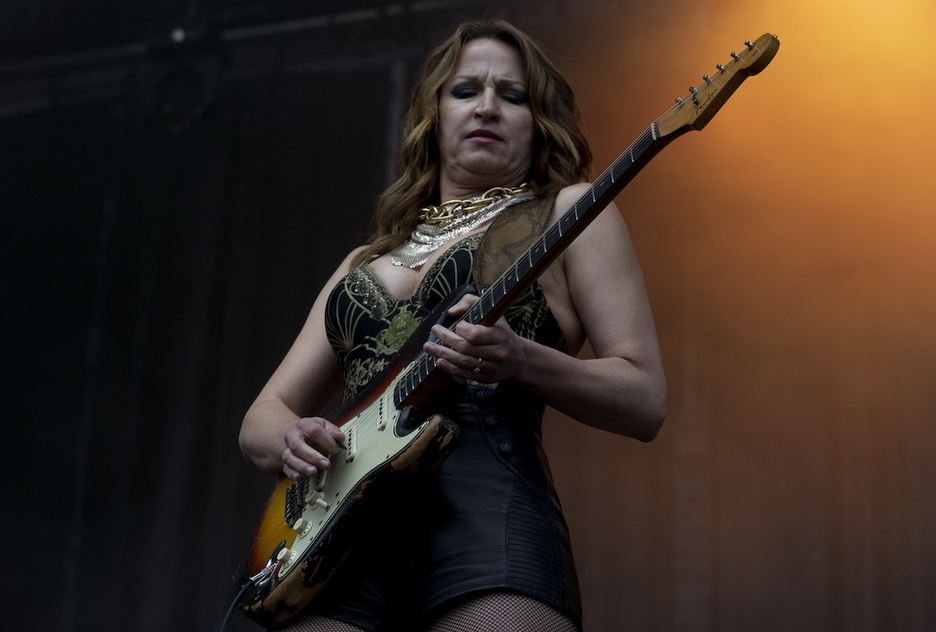 Ana Popovic abeslari eta gitarra-jotzaile serbiarrak dena dantzagarri egin zuen: rythm and bluesa topera lehen konpasetik. Ana Popovic abeslari eta gitarra-jotzaile serbiarrak dena dantzagarri egin zuen: rythm and bluesa topera lehen konpasetik.