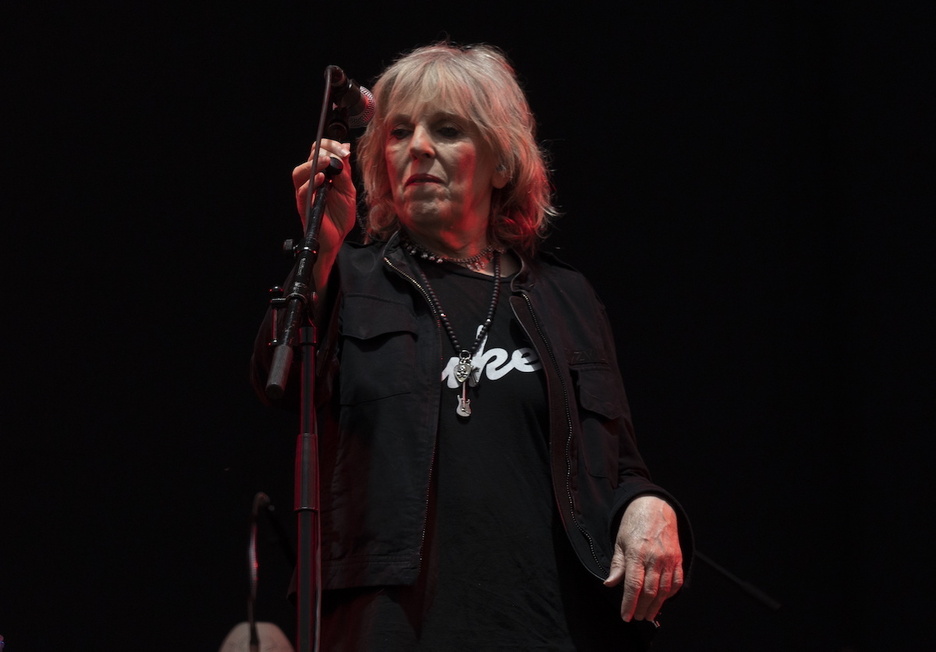 Lucinda Williamsek bukaerarako utzi zuten ‘People Rockin' in the free world’ Neil Youngen abestia, eta jendea goian zela agurtu zuen publikoa. Lucinda Williamsek bukaerarako utzi zuten ‘People Rockin' in the free world’ Neil Youngen abestia, eta jendea goian zela agurtu zuen publikoa.