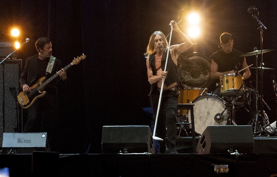 Lehoi orroak entzun eta Iggy Pop oholtzara. Zazpi musikari zirkulu erdiko forman atzekaldean eta oholtza osoa beretzat zeukan abeslari amerikarrak. Lehoi orroak entzun eta Iggy Pop oholtzara. Zazpi musikari zirkulu erdiko forman atzekaldean eta oholtza osoa beretzat zeukan abeslari amerikarrak.