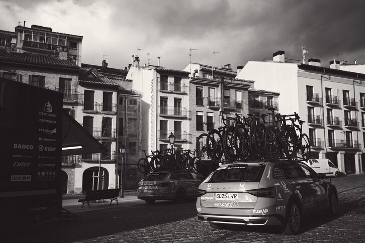 A la espera de recuperar lo que le ha sido sustraído, el conjunto naranja ha tenido que abandonar la prueba.