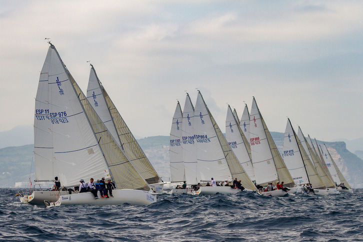 Los veleros J80, durante la prueba en aguas del Abra.