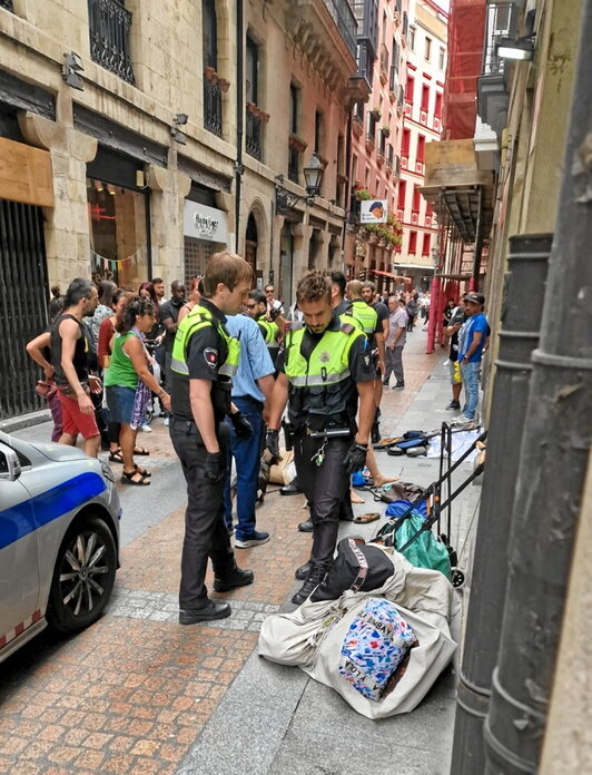 Agentes de la Policía Municipal con el material incautado.