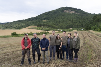 Aranzadi elkarteko kideak, Irulegiko mendia atzean dutela.