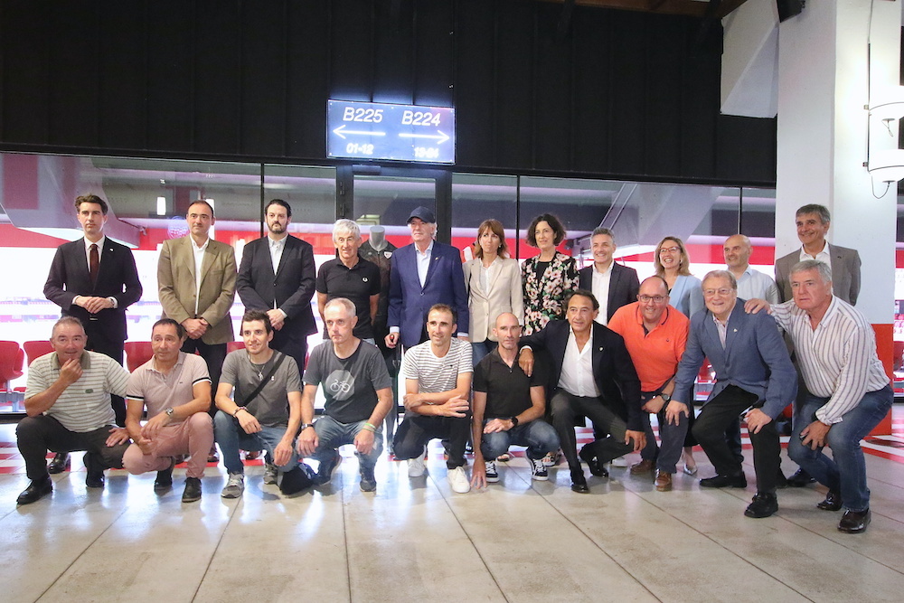 Excorredores y representantes institucionales han acudido a la inauguración. (Oskar MATXIN EDESA / FOKU) Excorredores y representantes institucionales han acudido a la inauguración. (Oskar MATXIN EDESA / FOKU)