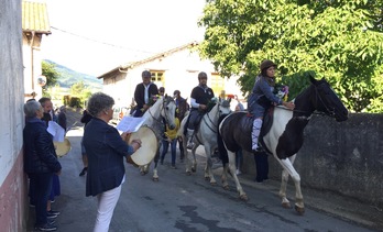 Los ediles de Agurain, montados a caballo, son despedidos con cánticos intepretados con el acompañamiento de grandes panderos.