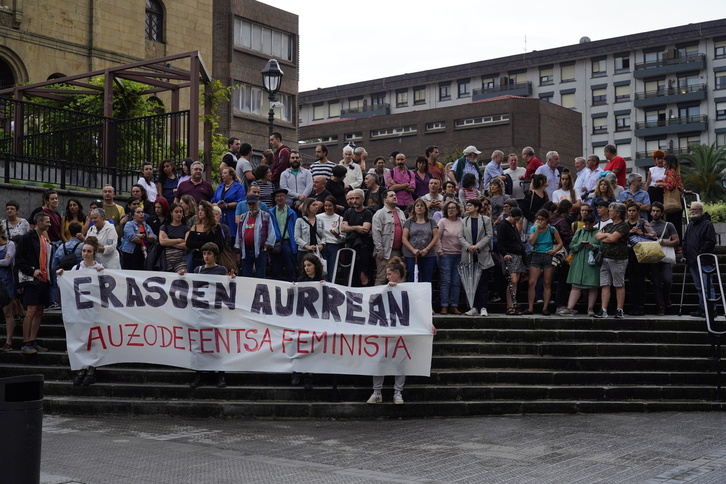 Bilboko Santutxu auzoan elkarretaratzea egin dute krimen matxista salatzeko.