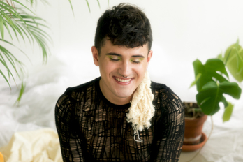 Irudia mimo handiz landu du Julenek bere ‘Bihotzera giltza’ lana aurkezterako garaian.