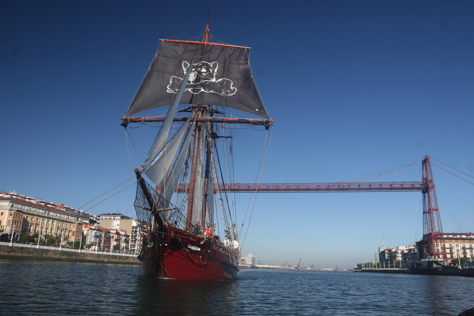 El barco, entrando por la RÍA (ITSASMUSEUM)