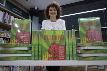 La cocinera peruana Anilú Cigüeñas durante la presentación en Donostia de 'Mejor si pica'.