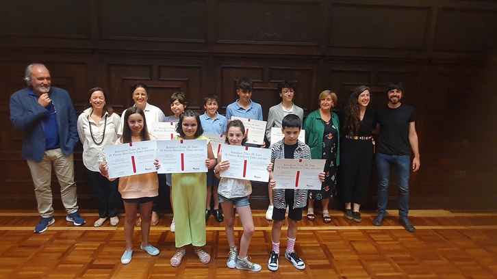 Saritutako idazle gazteak, pasa den astelehenean izan zen sari banaketa ekitaldian.