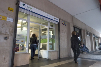 Los datos de Lanbide muestran que trabajar no siempre te saca de la pobreza.