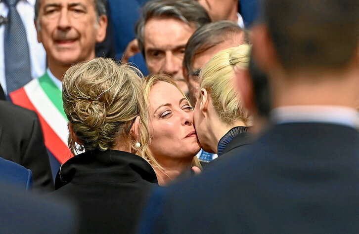 Giulia Meloni lehen ministroa eta Marta Fascina, Berlusconiren azken bikotekide eta legebiltzarkidea, elkar agurtzen Duomoko katedralean.