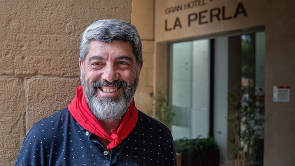 Hualde, posando ante la entrada del Hotel La Perla, del que ha sido recepcionista durante 45 años. (Aitor KARASATORRE/FOKU)