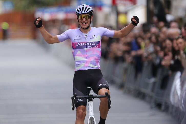 Unai Zubeldia Laboral Kutxako txirrindularia Santikutz klasikoko helmugan garaipena ospatzen.