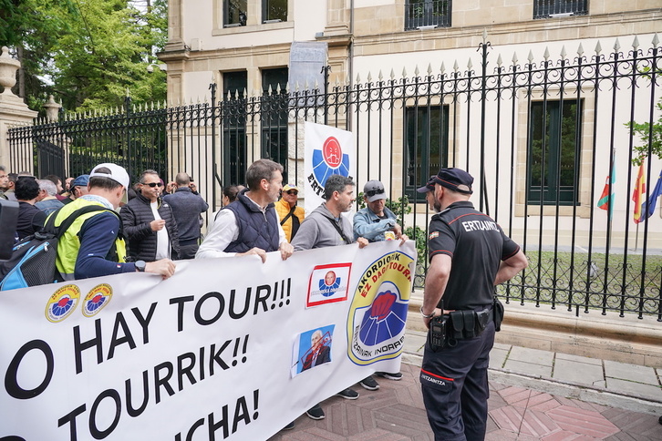 Imagen de una protesta de ertzainas ante el Parlamento de Gasteiz.