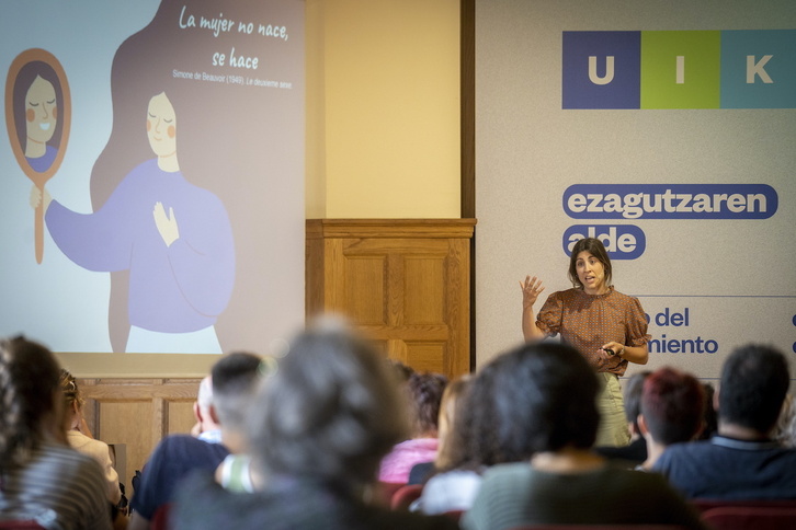 La profesora A,aia Cuesta. durante su ponencia en el Palacio de Miramar.